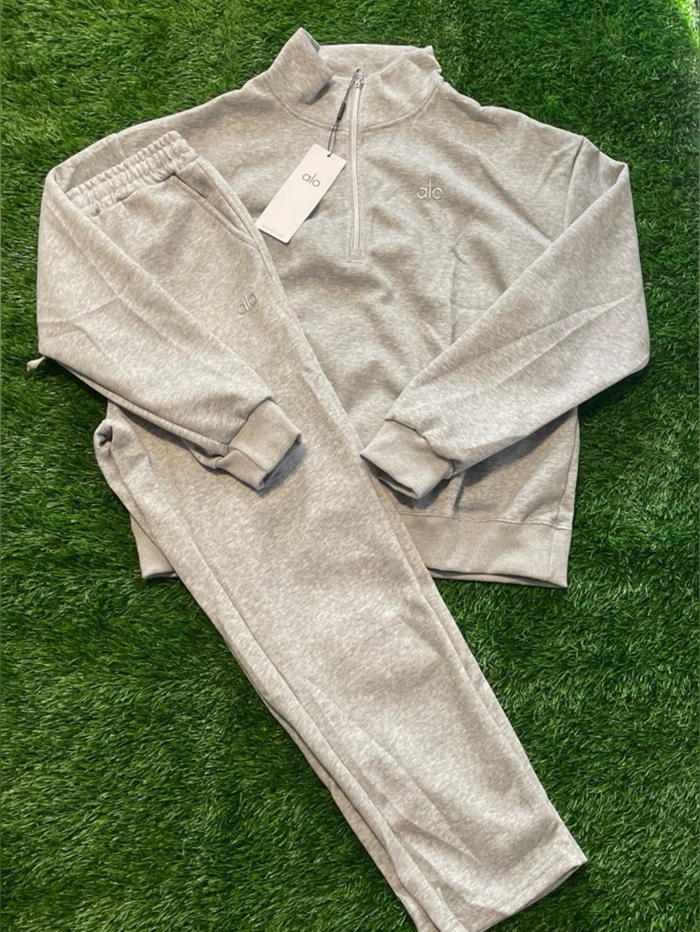 Alo Yoga Set (Grey)
~Alo Yoga Quarter Zip & Sweatpants Set
~Size Large